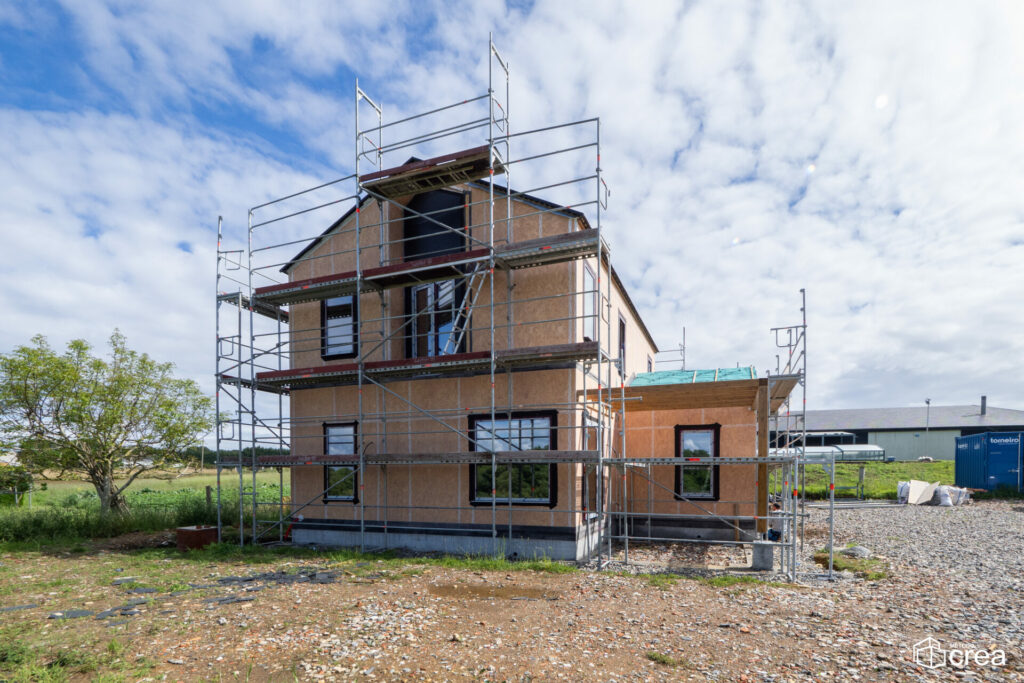 Vivienda en construcción con estructura de madera y dos plantas